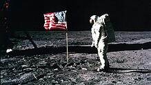 Astronaut Edwin &bdquo;Buzz&ldquo; Aldrin steht neben der US-Flagge auf dem Mond.