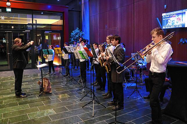 Für vorweihnachtliche Stimmung sorgte das Jugendblasorchester unter der Leitung von Kuno Mößmer im Foyer der Singener Stadthalle.