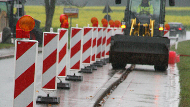 So wird es im nächsten Jahr in Wehr öfters aussehen: Ein Bautrupp fräst die Straßen für die Verlegung des Breitbandnetzes. Im Bild eine ...