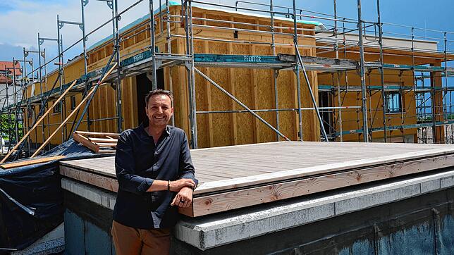 Bauamtsleiter Michael Schlegel freut sich auch darüber, dass das Dach der neuen Turnhalle der Jakob-Gretser-Schule dicht ist.