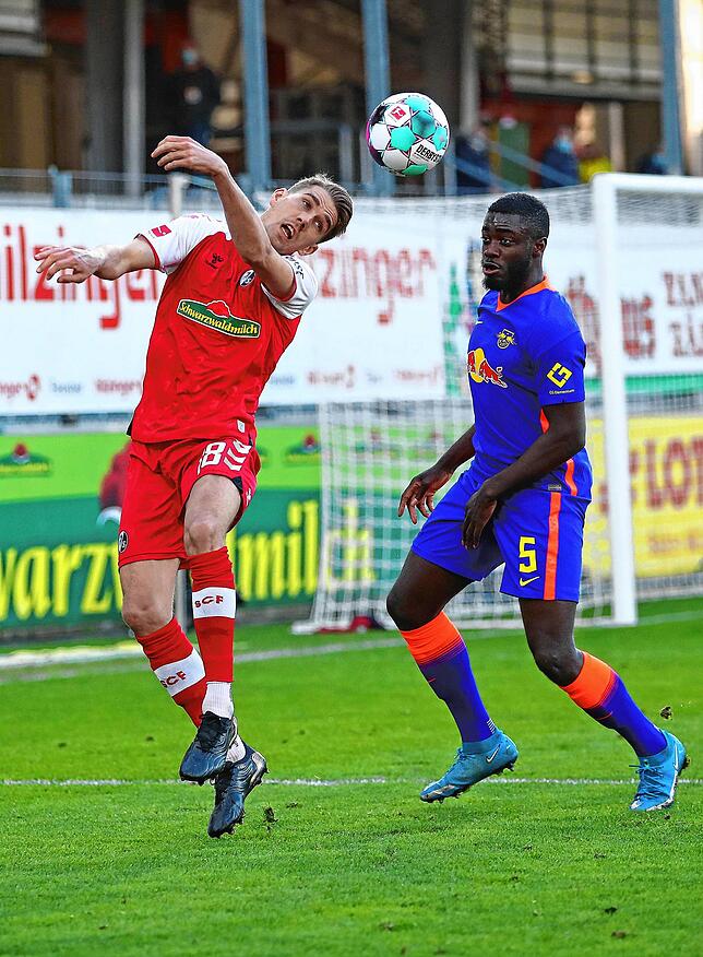 Nils Petersen gegen Leipzigs Abwehrspieler Dayot Upamecano (r)