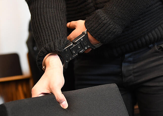 Während des gesamten Prozesses war Hussein K. an Händen und Füßen gefesselt.
