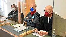 Professor Wolfgang Ertel (M) von der Hochschule Ravensburg-Weingarten sitzt im Amtsgericht mit seinen Anwälten Anwalt Daniel Rheinländer ...