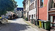 Schöne historische Fassaden und Kopfsteinpflaster, allerdings gesäumt von großen Plastiktonnen voller Müll: Die Goldgrubengasse sieht ...