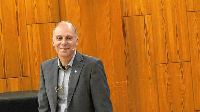 Pfarrer Harald Bethäuser bei seinem Vortrag im Pfarrsaal. Foto: Siegfried Kouba
