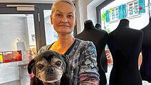 Heike Brumm und ihr „Vollzeitmitarbeiter“, Mops Jackson, verbringen die letzten Stunden in dem liebgewonnenen Modegeschäft an der ...