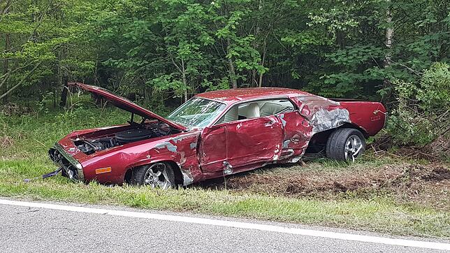 Völlig verbeult endete die Fahrt eines Sportwagens zwischen Egg und Willaringen am Freitagabend. Der Fahrer wurde verletzt ins ...