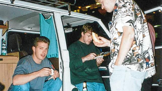 Michael Lehmann (links) mit seinen Studienkollegen Andreas Schönstein und Holger Birkle in Genua. Im Hintergrund sind die Lichter der ...