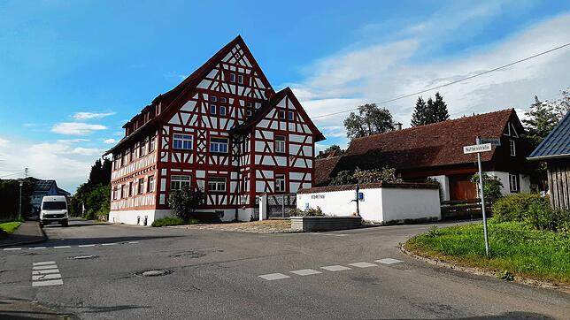 Bekannter Bau: Der Komethof an der Kreuzung der Nüffernstraße mit der Riedlestraße.
