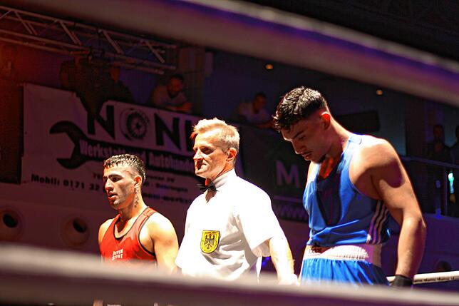 Kurz vor der Siegerehrung: Giuliano Raso vom Boxclub Radolfzell (rechts) hat den Kampf gegen Ahmadi Rahmuddin aus Weil am Rhein (links) ...