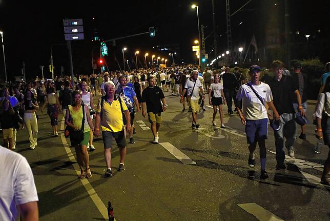 (Archivbild) Nach dem Feuerwerk treten viele Seenachtfest-Besucher – wie hier 2024 – den Heimweg an. Die alte Rheinbrücke ist wegen der ...
