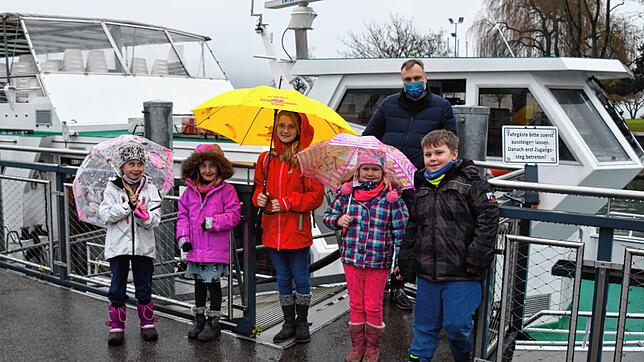 Sie fahren gern mit dem Schulschiff (vorne, von links): Ava, Emilia, Maya, Emily und Leon. Hinten steht Vladimir Deinis, der Chef des ...
