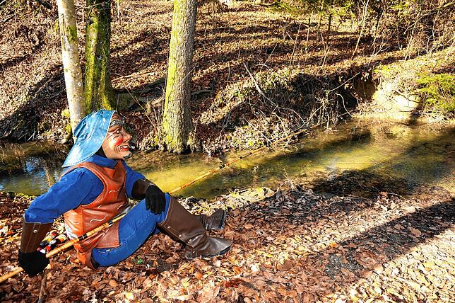 Und plötzlich sitzt ein Fischbacher Bächlefischer regungslos im Wald – aber nur schienbar.