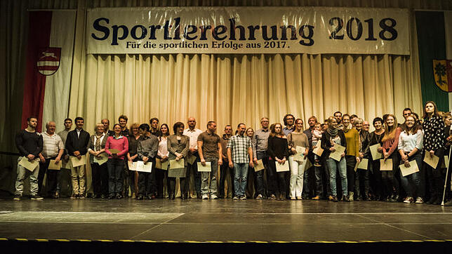 In feierlichem Rahmen fand gestern Abend in der Ludwig-Roos-Halle in Ettenkirch die Sportlerehrung 2018 der Stadt Friedrichshafen statt. ...