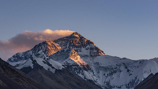 Der Sonnenuntergang färbt den Gipfel des Mount Everest (Nepal). In den vergangenen Tagen starben zehn Menschen auf dem Berg.