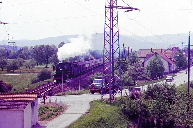 Bis zum Bau der Umgehungsstraße befand sich am Ortsausgang von Wallbach Richtung Brennet ein Bahnübergang. Bei geschlossenen Schranken ...