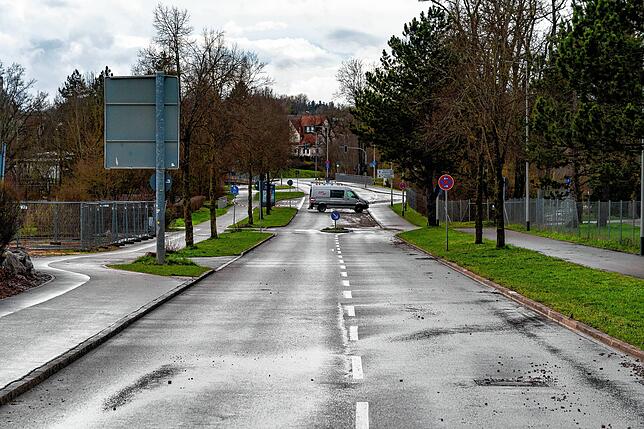 Immer noch kein Durchkommen auf der Salinenstraße. Die SVS sperrt zusätzlich die Straße ab, weil anscheinend immer wieder Autofahrer die ...