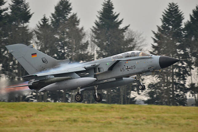 Auf dem Fliegerhorst Büchel startet ein Tornado-Kampfjet. Diese können auch als nukleare Waffenträger dienen.