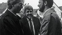 Der Mühlinger Bürgermeister Manfred Jüppner (links) und der Hohenfelser Bürgermeister Hans Veit (Mitte) gratulieren Bernhard Volk, dem ...