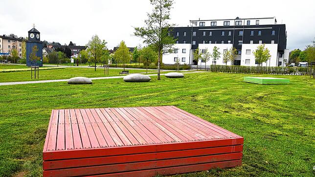 Der Neckarpark und sein Konfliktpotenzial. Am ehemaligen Gartenschaugelände stehen Wohngebäude – fotografiert im Mai. Wiesen und ...