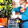 Eine Helferin packt Lebensmittel in Tüten für die Aktion Vespertüten. Bild: Christoph Brotz