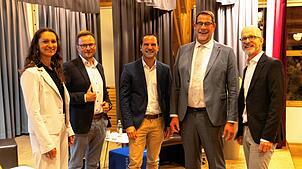 Die Kandidaten Jacqueline Alberti, Manuel Strasser, Christoph Huber und Andreas Lipp mit Moderator Stefan Hilser (von links). Der dankte ...