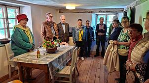 Das Krüterwiebli, gespielt von Johanna Waßmer (links), führte die Besucher am Tag des offenen Denkmals durch das Zechenwihler Hotzenhaus ...