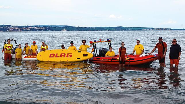 Die DLRG-Wachmannschaft am Konstanzer Hörnle präsentiert sich stolz mit ihren beiden Schlauchbooten und einem Rettungssurfbrett.