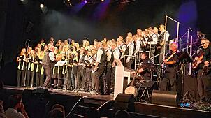 Die Sänger des Pop- und Gospelchors Dossenbach traten am Freitagabend erstmals auf der Bad Säckinger Gloria-Bühne auf.