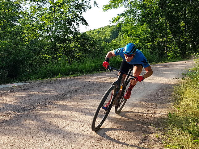Kai Saaler gibt Vollgas. Bergab hat der Extremsportler bis zu 65 Stundenkilometer auf dem Tacho