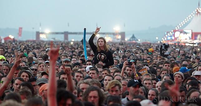 Bevor die Blitze einschlugen, ist die Stimmung unter den Fans gut.