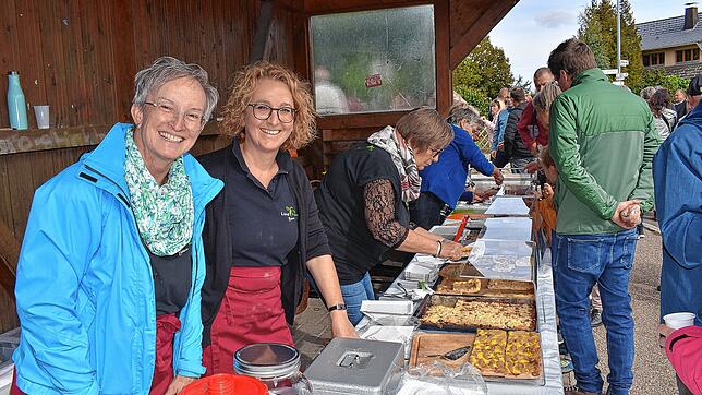 Hochbetrieb herrschte am Stand der Landfrauen, die ihre beliebten „Dünnen“ anboten. Von links vorn: Elisabeth Isele, Claudia Isele. ...