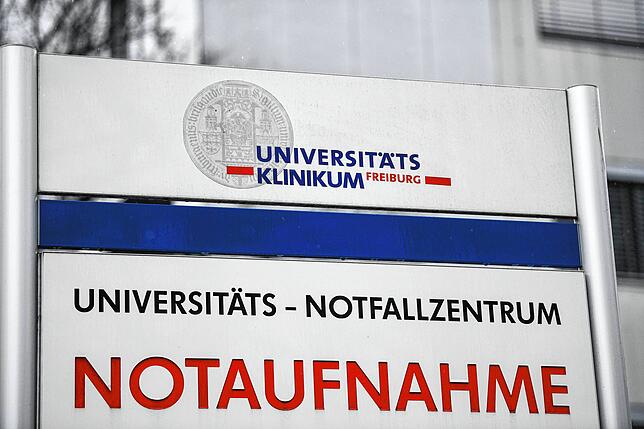 Ein Schild mit der Aufschrift &bdquo;Universitätsklinikum Freiburg und Notaufnahme&ldquo; steht vor einem Gebäude. Die Intensivstation ...