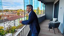 Blick vom Balkon der Musterwohnung im ehemaligen Telekomturm: Marcus Reutter, Regionalleiter Südwest des Immobilienentwicklers BPD, ist ...