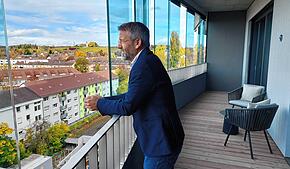 Blick vom Balkon der Musterwohnung im ehemaligen Telekomturm: Marcus Reutter, Regionalleiter Südwest des Immobilienentwicklers BPD, ist ...