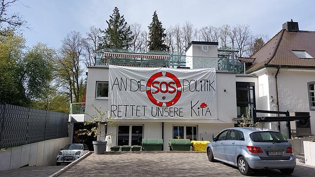Mit diesem Protestplakat wehrt sich die Kindertageseinrichtung Kikripp am 1. Mai 2024 gegen die Forderung der Stadt nach Rückzahlung ...