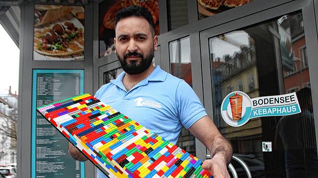 Mahmut Aydin zeigt den verbliebenen der beiden Keile aus Legosteinen, die eine Behinderten-Rampe bilden. Wer immer ihn hat, solle diesen ...