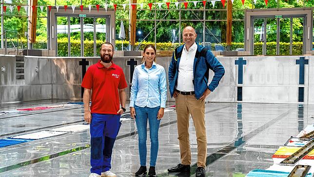 Das geht nur einmal im Jahr, ein Gruppenfoto auf dem Boden des großen Schwimmbeckens: Timo Königsberger (von links), Natascha Jäger und ...