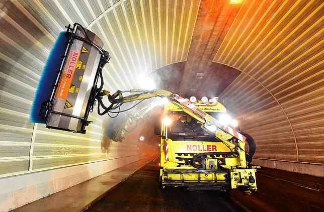 Schweres Gerät: Mit zwei riesigen rotierenden Bürsten wird die Wand des Dögginger Tunnels auf Hochglanz poliert.