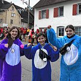 Die drei aus Käpt&lsquo;n Blaubär verkleideten Laura Rothmund, Luan Rogg und Ronja Rothmund tanzen schon in Langenrain am Lautsprecher.