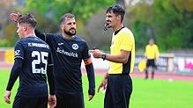 Vergebliche Proteste: Obwohl Kapitän Haider Dirani vom FC Emmendingen darauf hinwies, dass Schiedsrichter Jonas Gumz vor dem Elfer für ...
