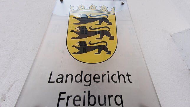 Das Außenschild des Landgerichts in Freiburg.