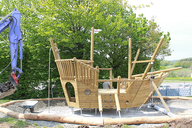 Für die jüngsten Besucher gibt es neben dem Kinderbecken ein neues Spielschiff aus Holz. Auch eine Nestschaukel soll noch aufgebaut werden.