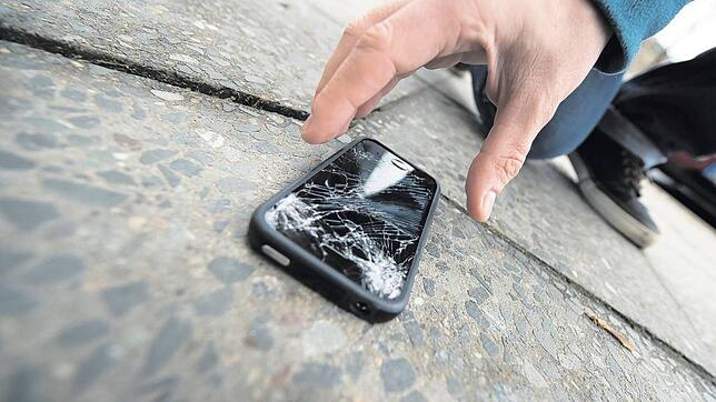 Wie ein Spinnennetz ziehen sich die Risse über das Handy-Display. Doch es lässt sich reparieren.