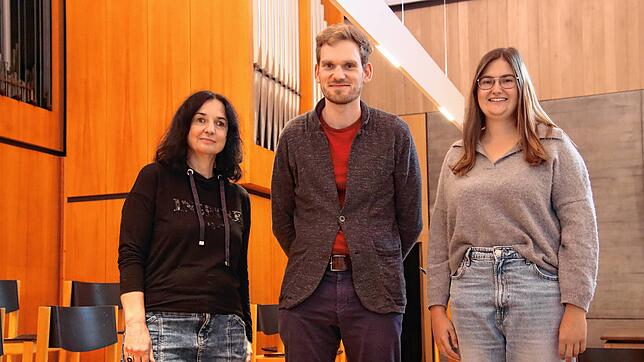 Kantorin Pia Löb, Pfarrer Alexander Philipp und Gemeindepädagogin Selina Schneider (von links) vor der frisch renovierten Orgel in der ...