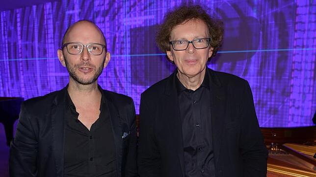 Der Lichtkünstler Alexander von Arotin (links) und der Pianist Mikhail Rudy bei der Farbklang-Performance "Prometheus" in Riehen. Bild: ...