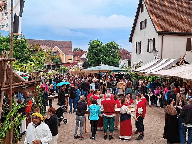 Trotz so mancher Wetterkapriolen tummelten sich während des ganzen Wochenendes tausende Besucher und Mittelalterfreunde auf dem Festgelände.