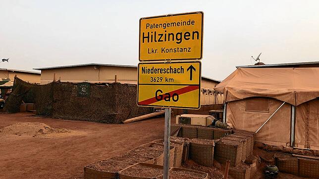 Das im Lager der Soldaten in Gao aufgestellte Niedereschacher Ortschild soll die Soldaten der 4. Kompanie des Jägerbataillons 292 ebenso ...