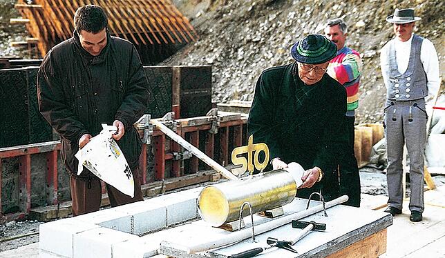 1996: Firmengründer Fritz Stotmeister legte Dokumente in den Grundstein des entstehenden &bdquo;Sto-Schiffs&ldquo;, das der britische ...