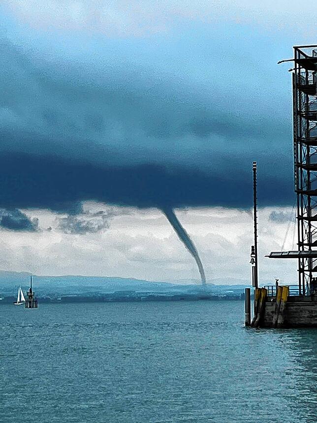 Rechts am Rand des Bildes ist der Moleturm in Friedrichshafen zu erkennen.